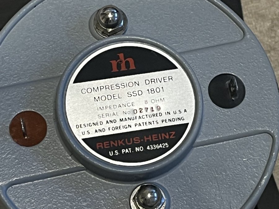 PAIR of Renkus-Heinz SSD 3301 2