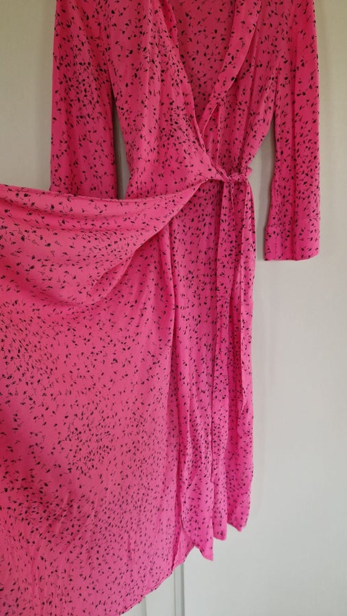 ganni barra crepe dress pink Ganni Goldstone Crepe Printed Crepe Wrap Ganni Wrap Dress Egret Ganni Wrap Pink  Barra Crepe Wrap