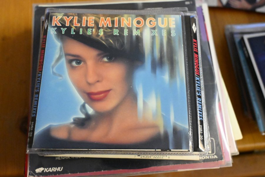 KYLIE MINOGUE ◇ PWL YEARS 1988 TO 1992 CLASSIC HITS ◇ DMC