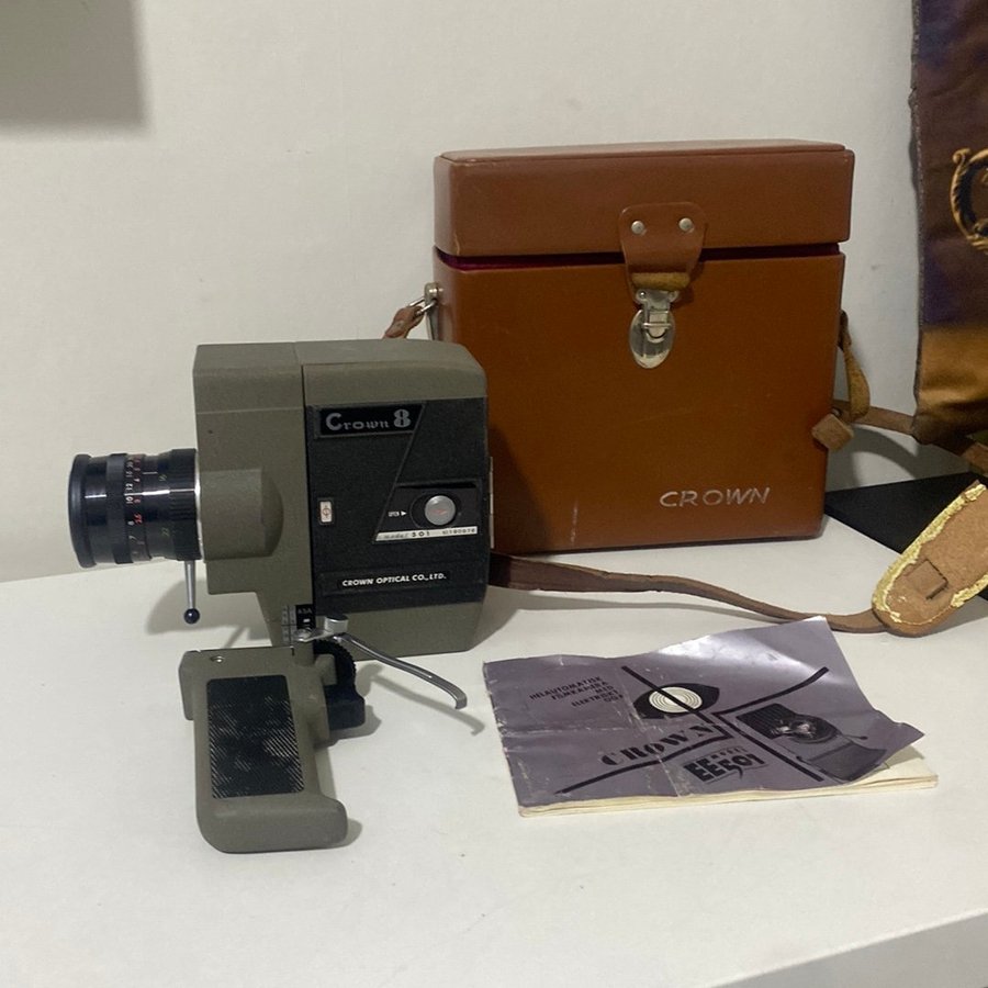 Caméra 8 mm Crown Optical dans son écrin sur Gens de Confiance