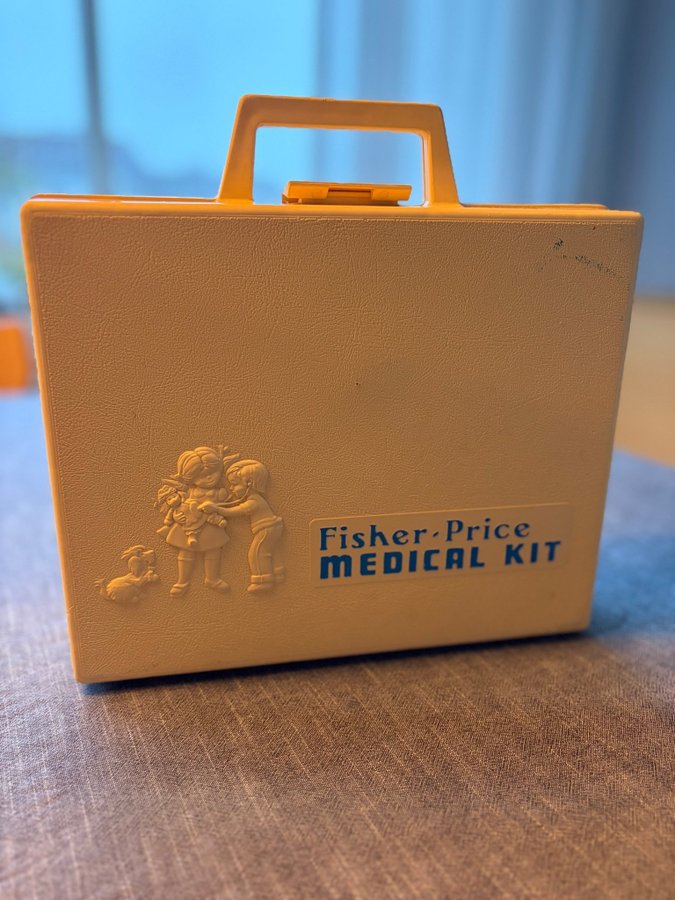 Valise Médicale Rouge Avec Des Médicaments | Vecteur Premium