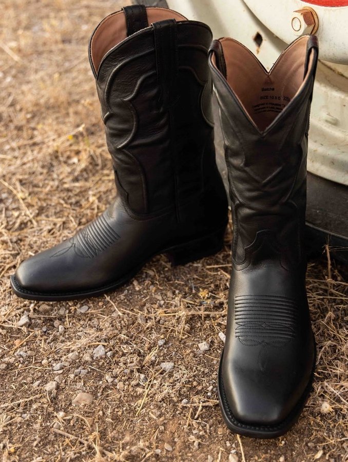 Se produkter som liknar CUERO The Cavalier Cowboy på Tradera