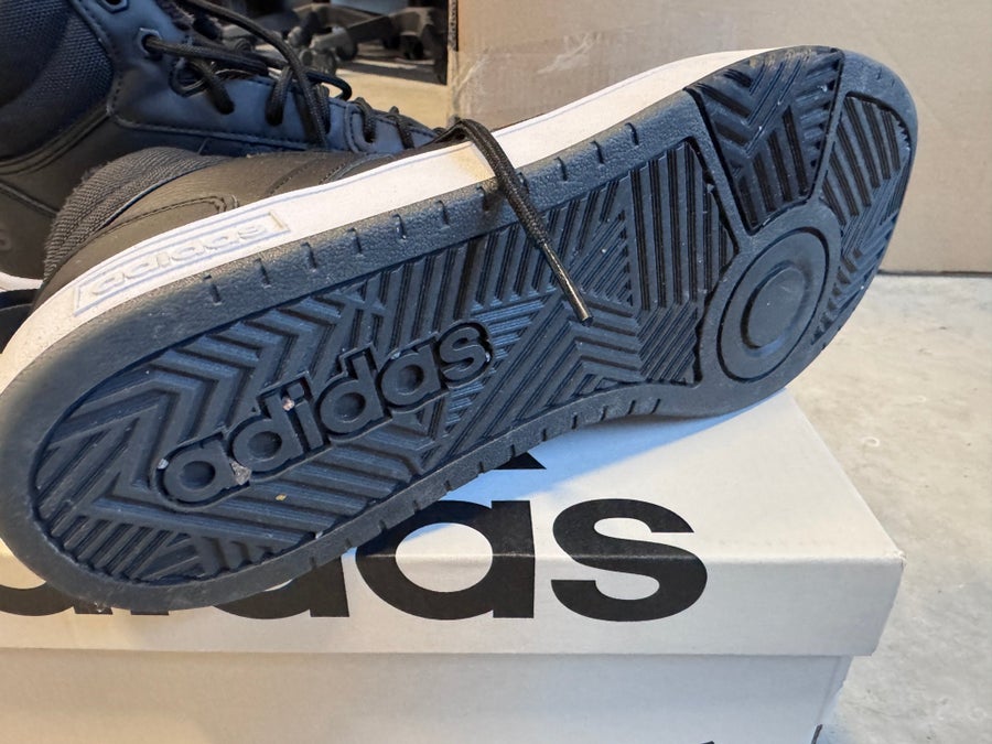 Se produkter som liknar Adidas Hoops 3.0 Mid Winter S.. p Tradera  (720179172)