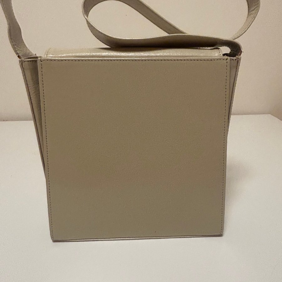 Our Legacy Extended Bag Dusty White Leather | Köp på Tradera