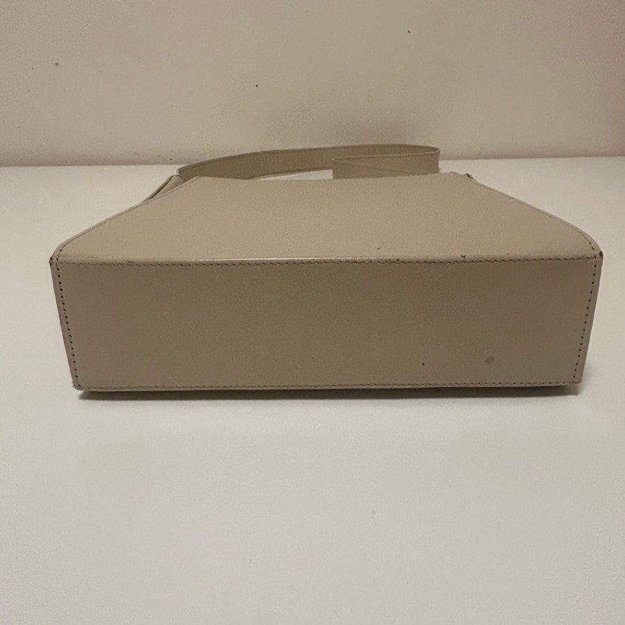 Our Legacy Extended Bag Dusty White Leather | Köp på Tradera