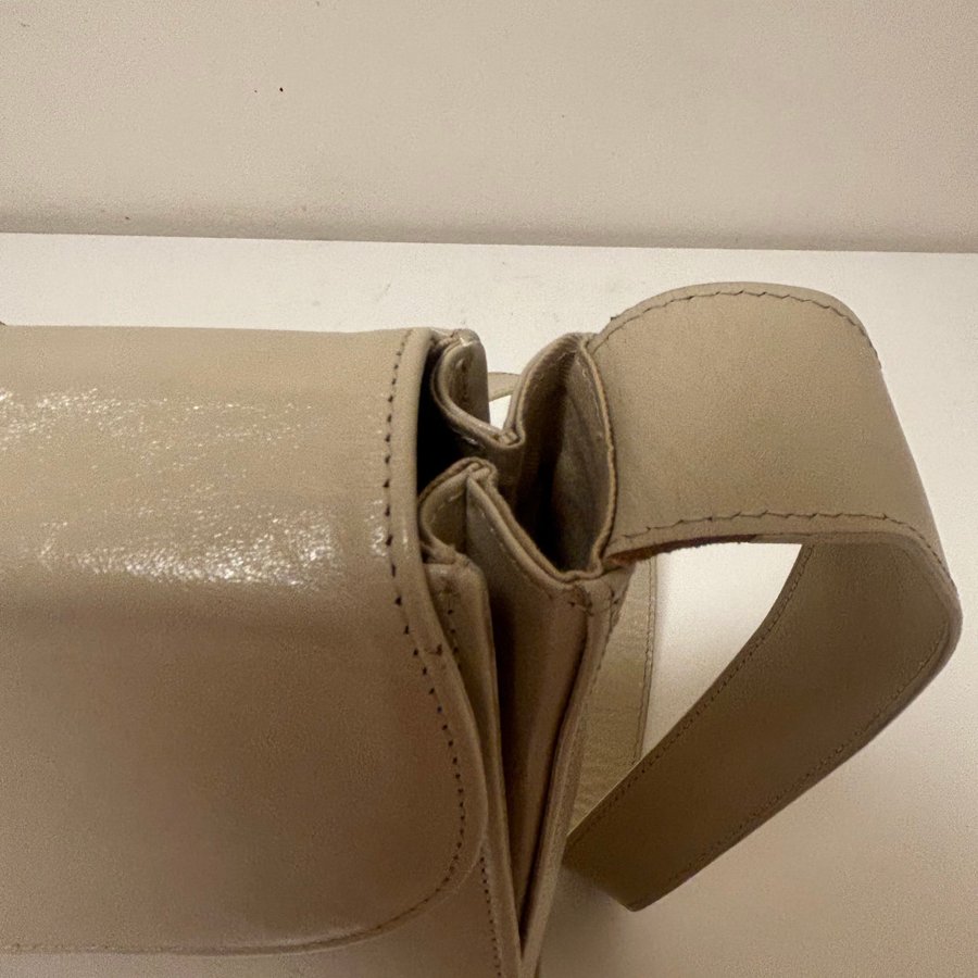 Our Legacy Extended Bag Dusty White Leather | Köp på Tradera