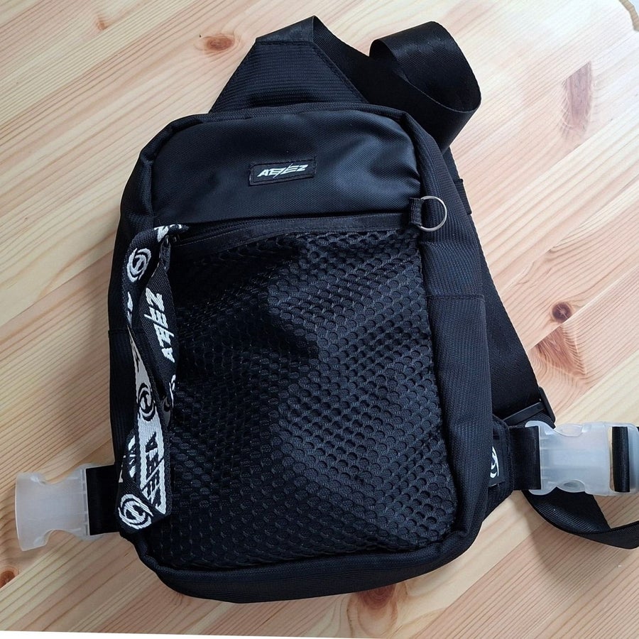Kpop merchandise officiell Ateez lightiny sling.. | Köp på Tradera