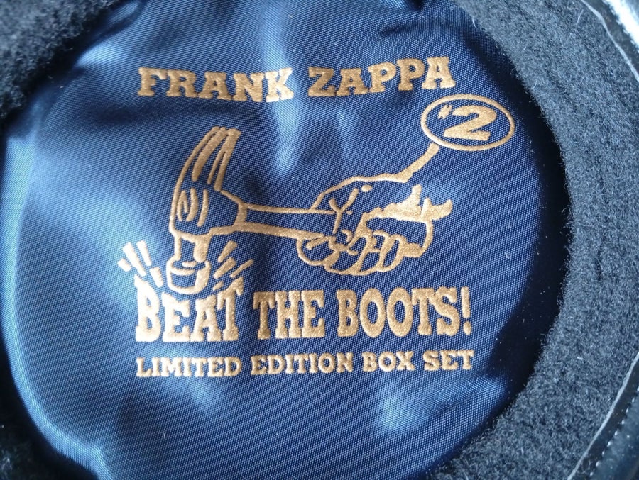 Se produkter som liknar Frank Zappa – Beat The Boots .. på Tradera