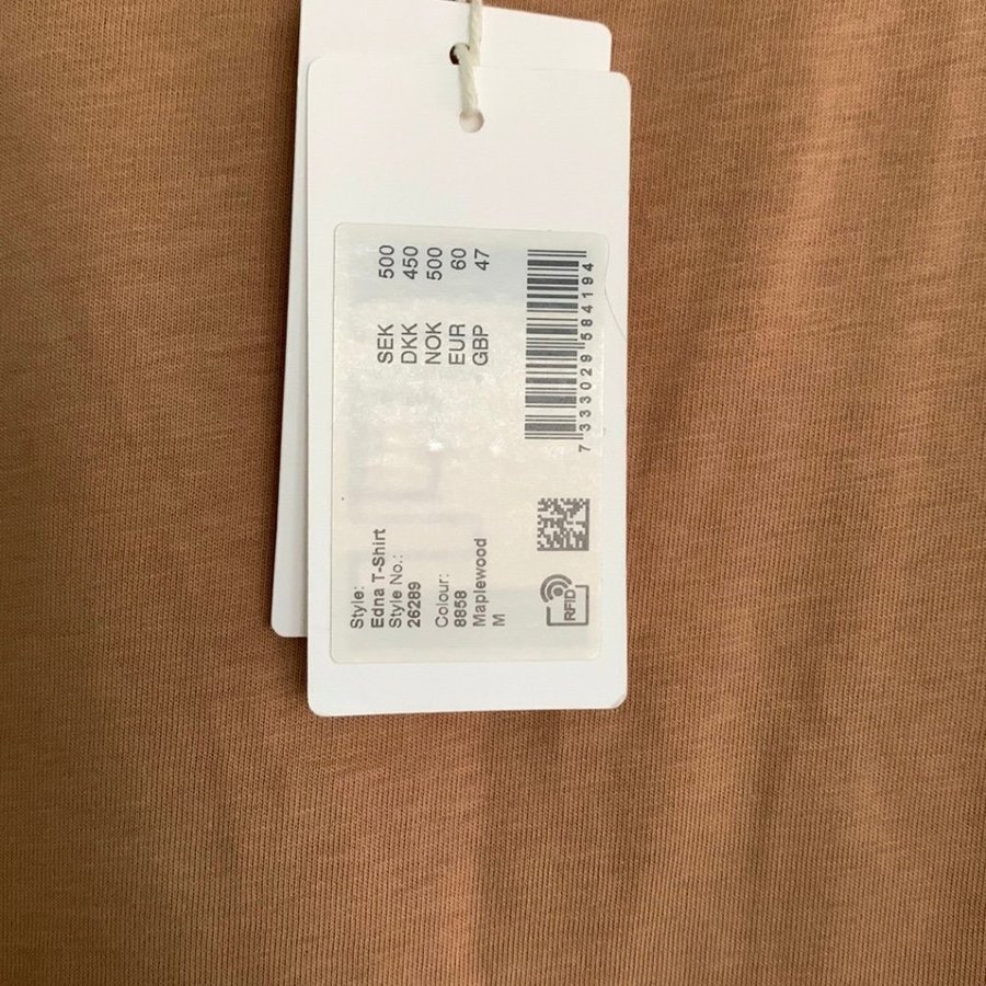 Se produkter som liknar Filippa K brun beige t shirt pa Tradera 647585278