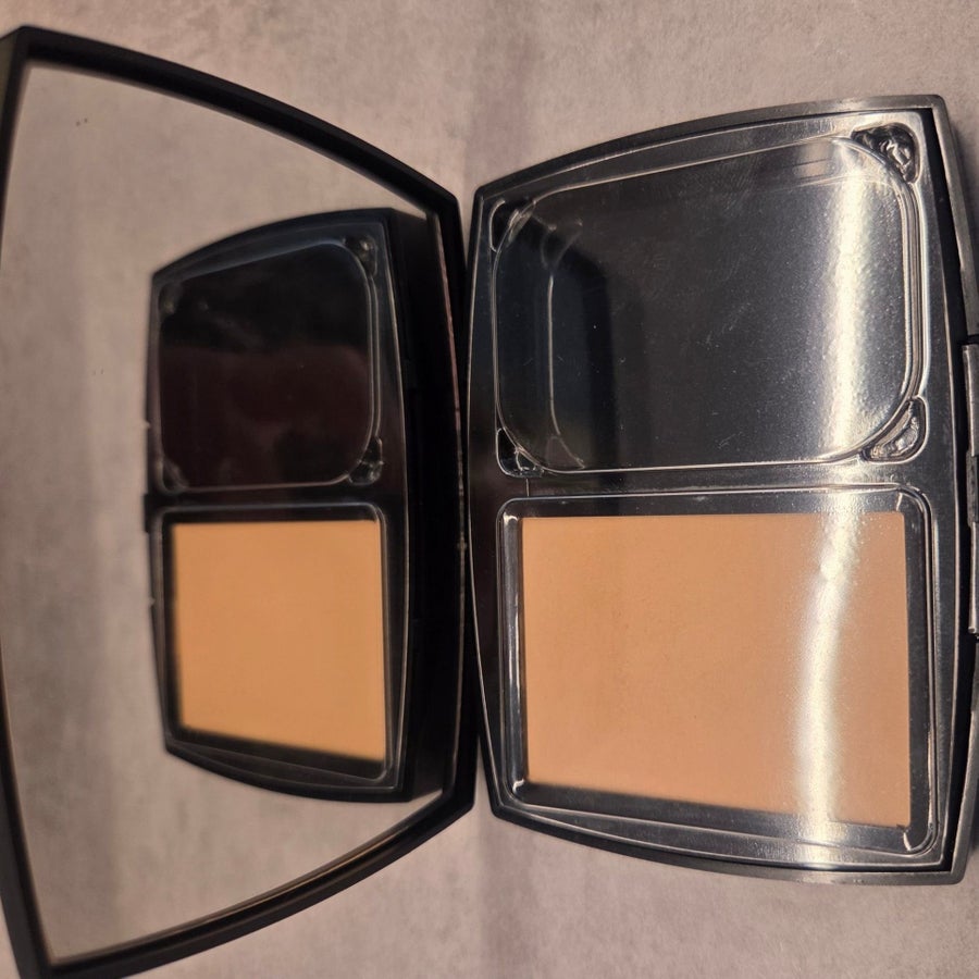 Chanel Vitalumière Compact Douceur SPF 10, 10 B.. | Köp på Tradera