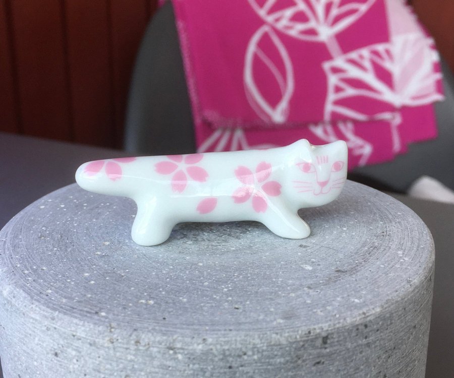 Lisa Larson katt vit med rosa blommor i porslin.. | Köp på