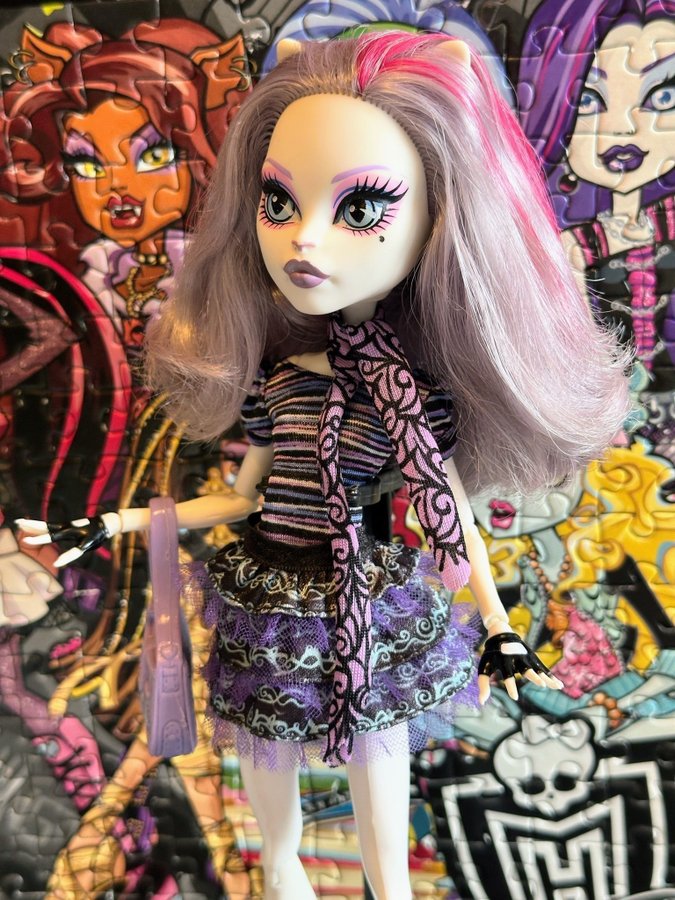 Se produkter som liknar Monster High Catrine DeMew på Tradera