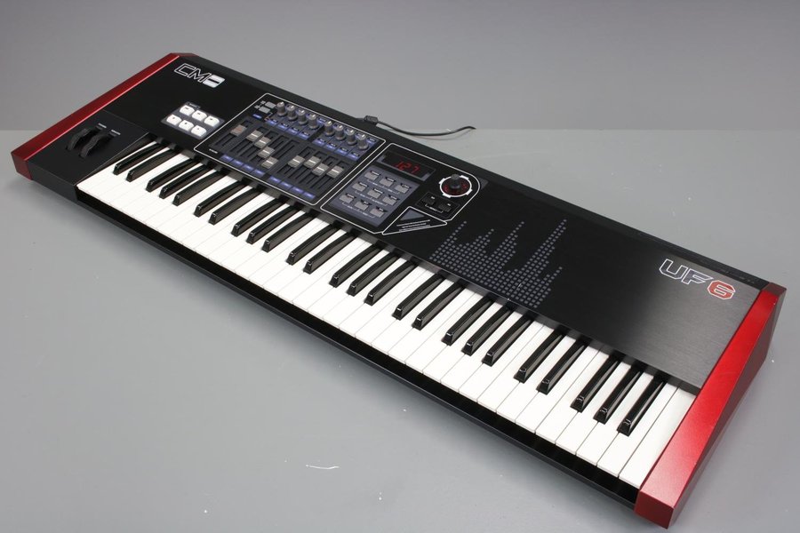 Se produkter som liknar Vintage CME UF6 Midi Keyboard.. på Tradera