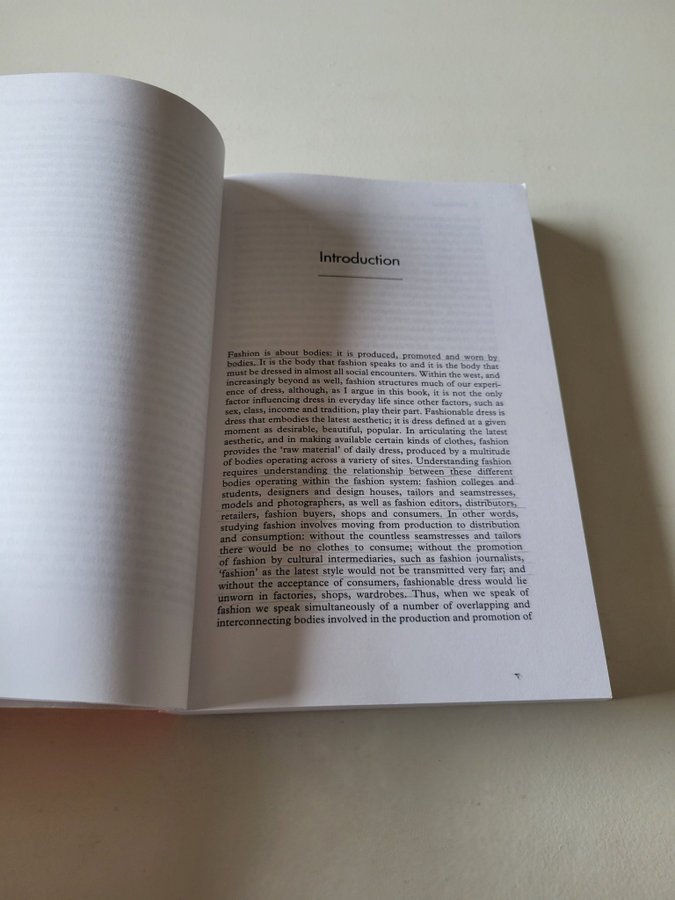 Se produkter som liknar The Fashioned Body: Fashion, .. p Tradera  (685364454)