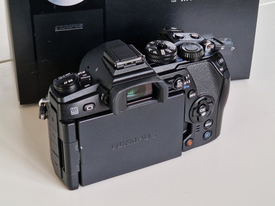 綺麗 OLYMPUS OM-D E-M1 Mark II + HLD-9 Olympus OM-D E-M1 Mark II + O.. | Köp från CFOTO-ONLINE på Tradera