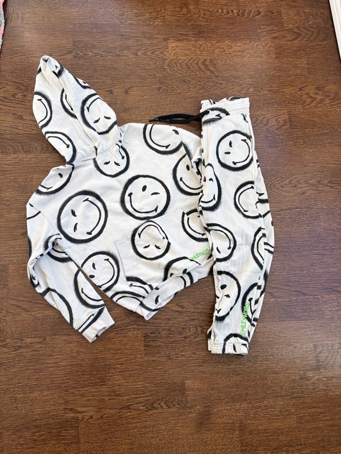 H&M Smiley World Set Hoodie och Byxor Köp på Tradera