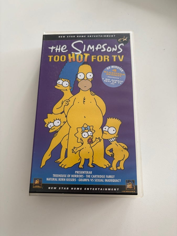 Se produkter som liknar The Simpsons Too Hot For TV VHS på Tradera ...