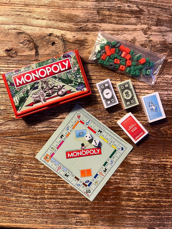Se produkter som liknar Worlds smallest MONOPOLY mini.. på Tradera ...
