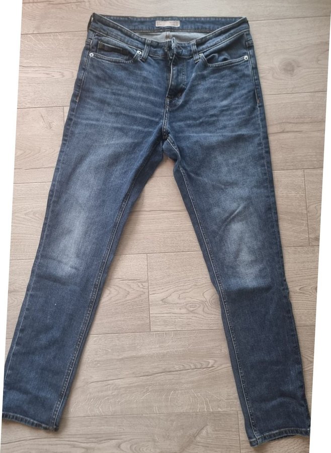 Se produkter som liknar SLIM blåa jeans, storlek 31 på Tradera