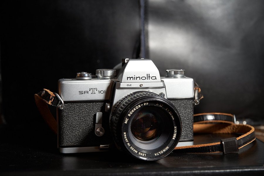 Minolta SRT-101 med ett Minolta MC Rokkor-PF 50.. | Köp på Tradera