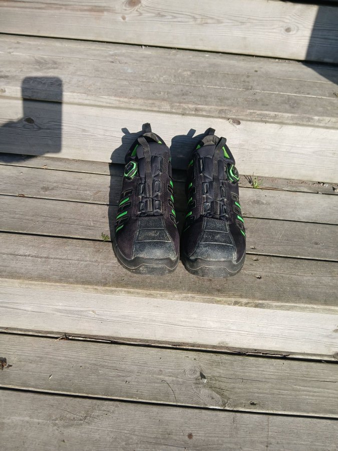 Se produkter som liknar Jalas Skyddsskor, på Tradera