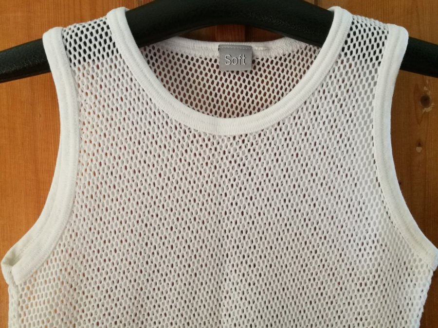 Se produkter som liknar NÄTBRYNJA vit retro brynja fr.. på Tradera ...