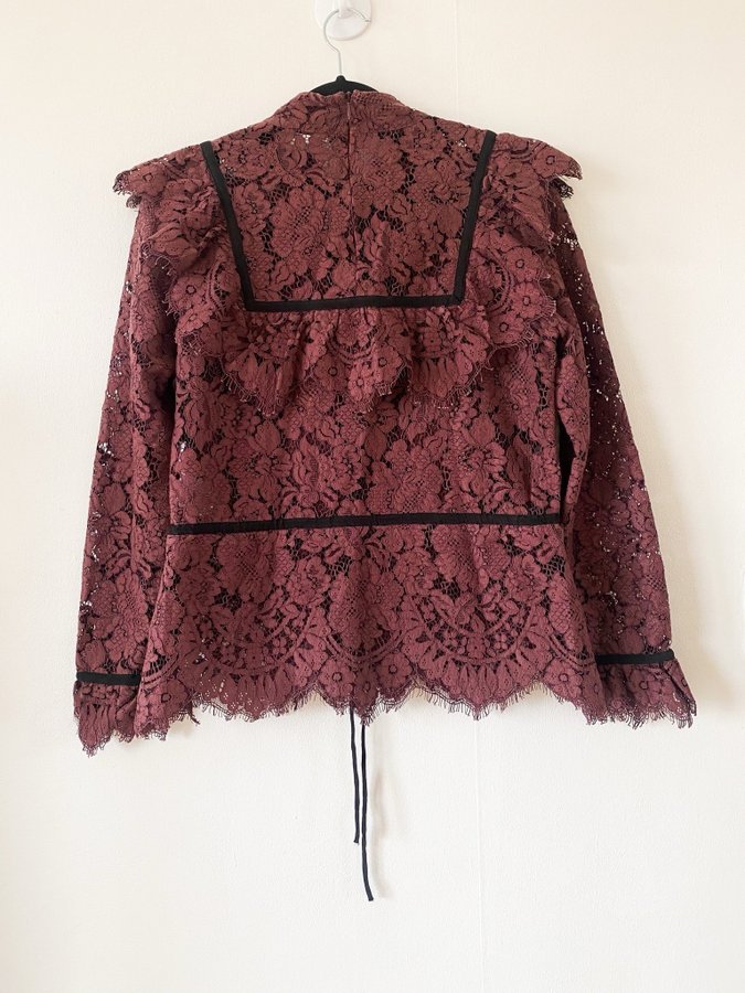 Se produkter som liknar Ganni Jerome lace blouse på Tradera