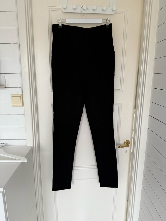 H M svarta jeans storlek 42 mamma jeans gra. Kop pa Tradera 651193575