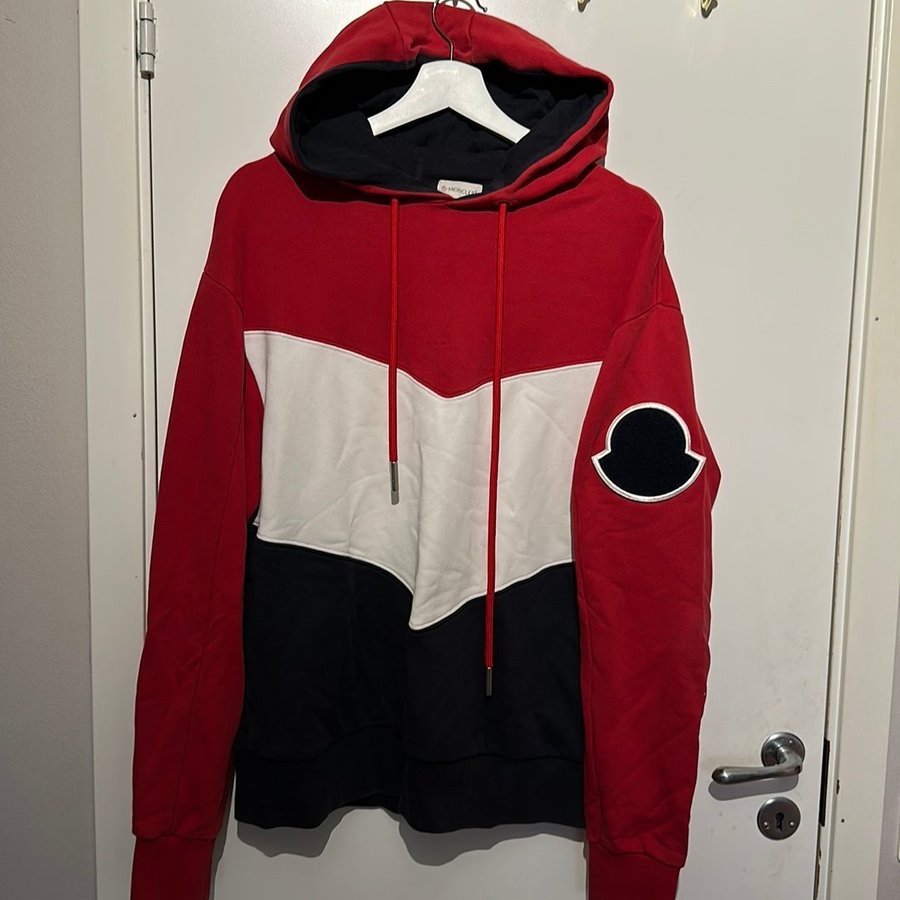 Moncler röd/vit/svart hoodie, storlek L Köp på Tradera (699592774)
