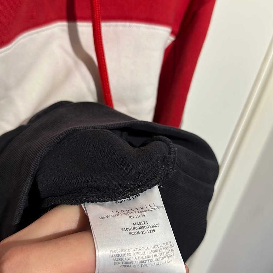 Moncler röd/vit/svart hoodie, storlek L Köp på Tradera (699592774)