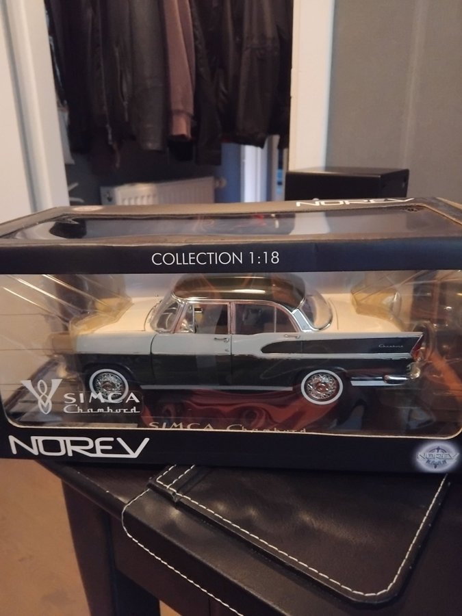 Simca Chambord Norev 1/18 : La Miniature Bordeau/beige De 1960 Qui Va Faire Son Effet !