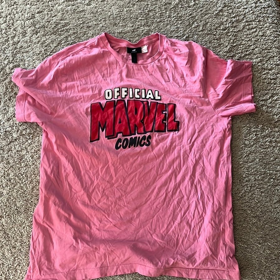 Se produkter som liknar Marvel Comics H&M rosa på Tradera