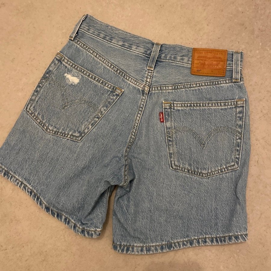 Levis top shorts dam
