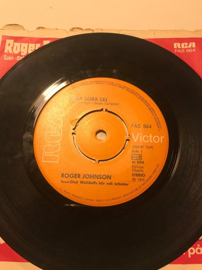 ROGER JOHNSON TORA LORA LEJ 7” Single 1971 Köp på Tradera (633053785)