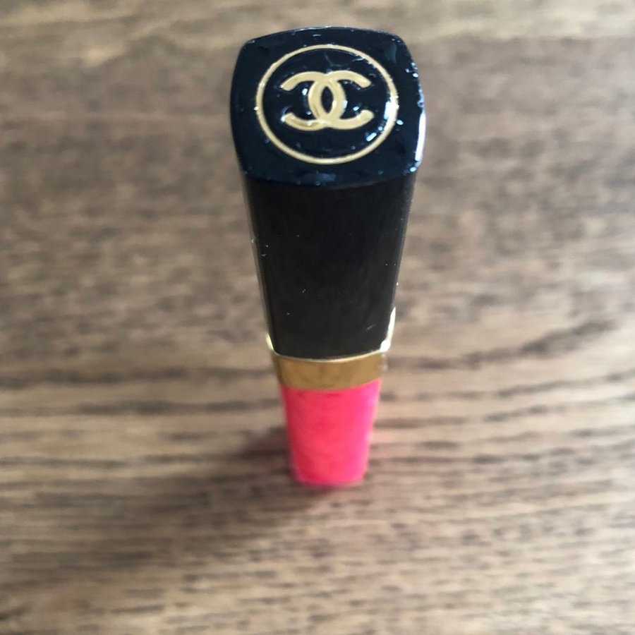 Se produkter som liknar Chanel lipgloss på Tradera (599110791)