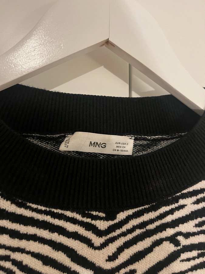 Se produkter som liknar Mango zebra sweater size M pa Tradera 645396096