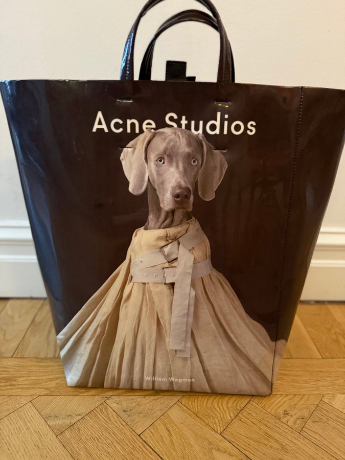 Se produkter som liknar Acne Studios William Wegman B.. på Tradera