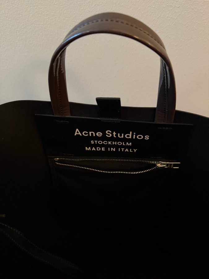 Se produkter som liknar Acne Studios William Wegman B.. på Tradera