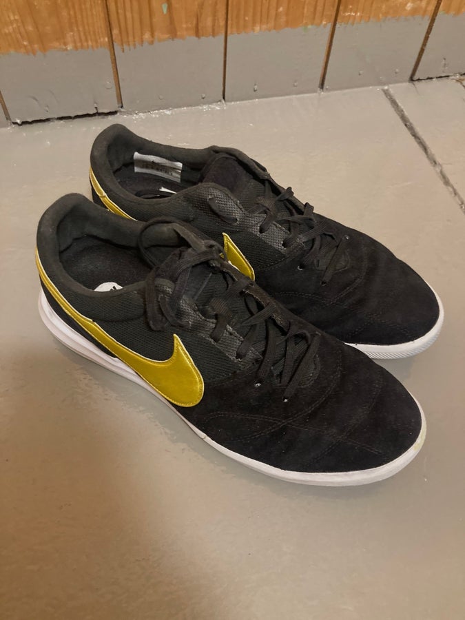 Se produkter som liknar Futsalskor Nike Premier 41 på Tradera (581384688)