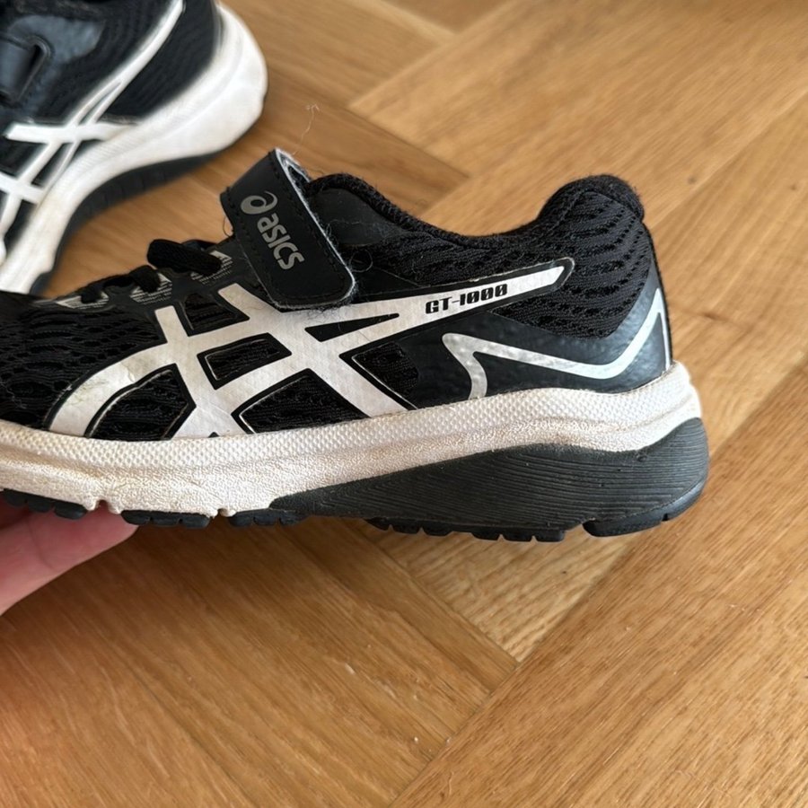 Se produkter som liknar Asics GT 1000 7 Barn Skor Sva. pa Tradera 646586948