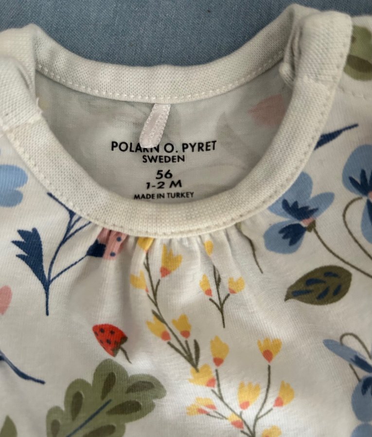 Se produkter som liknar Blommig jumpsuit från Polarn .. på Tradera  (608057835)