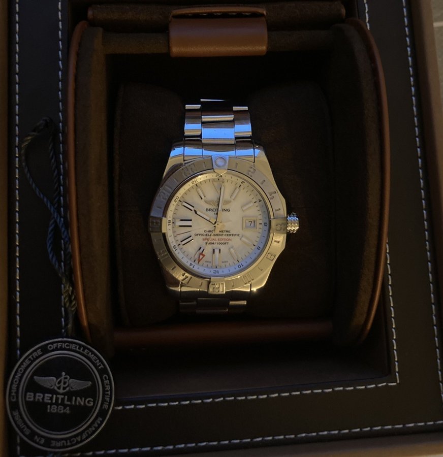 時計 Breitling Avenger II MOP Breitling Aeromarine Avenger II GMT Blue MOP Dial A32390 and