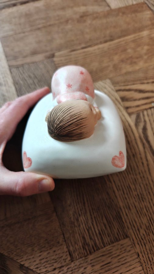 Se produkter som liknar LISA LARSON. Figurin, stengod.. på Tradera