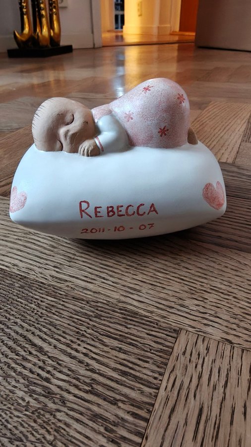 Se produkter som liknar LISA LARSON. Figurin, stengod.. på Tradera