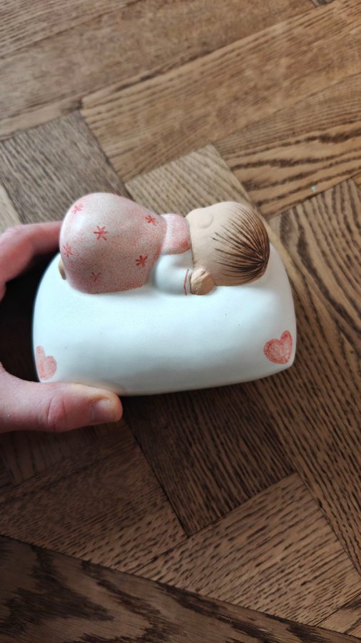 Se produkter som liknar LISA LARSON. Figurin, stengod.. på Tradera