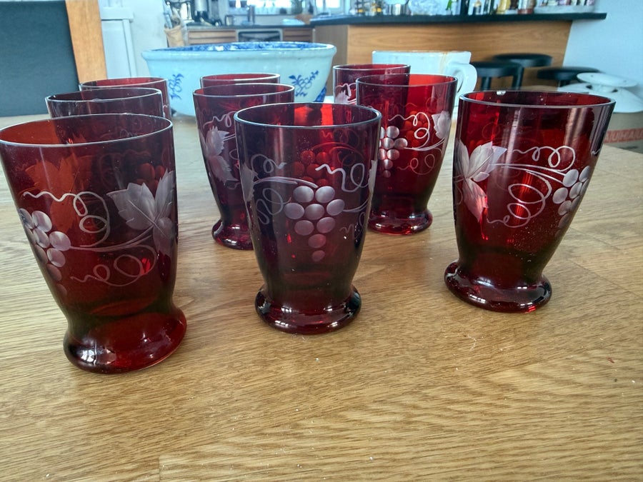 Se produkter som liknar 9st Röda Glas med Gravyr på Tradera (695933219)