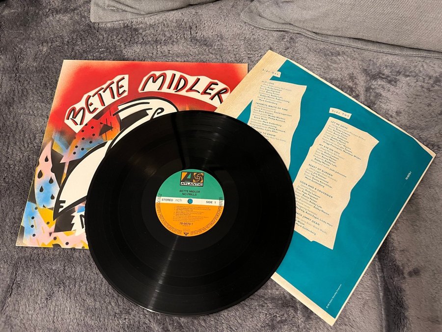 Bette Midler - No Frills - Vinyl LP | Köp på Tradera (708198403)