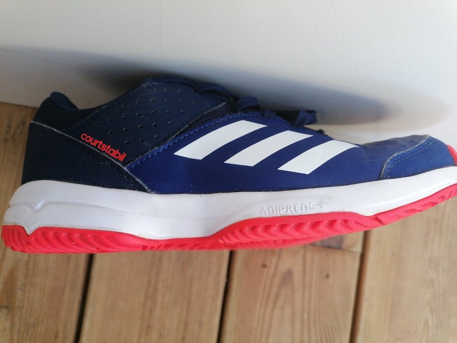 Se produkter som liknar Adidas Court Stabil J, på Tradera