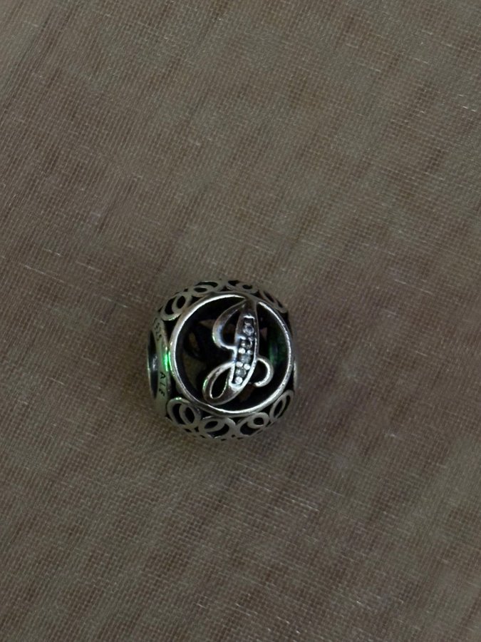 Se produkter som liknar Pandora J Charm på Tradera (695499901)