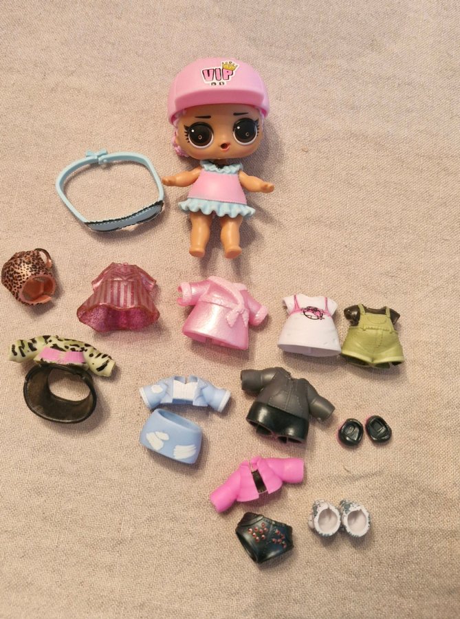 LOL Surprise docka med kläder och accessoarer | Köp på Tradera (727582592)